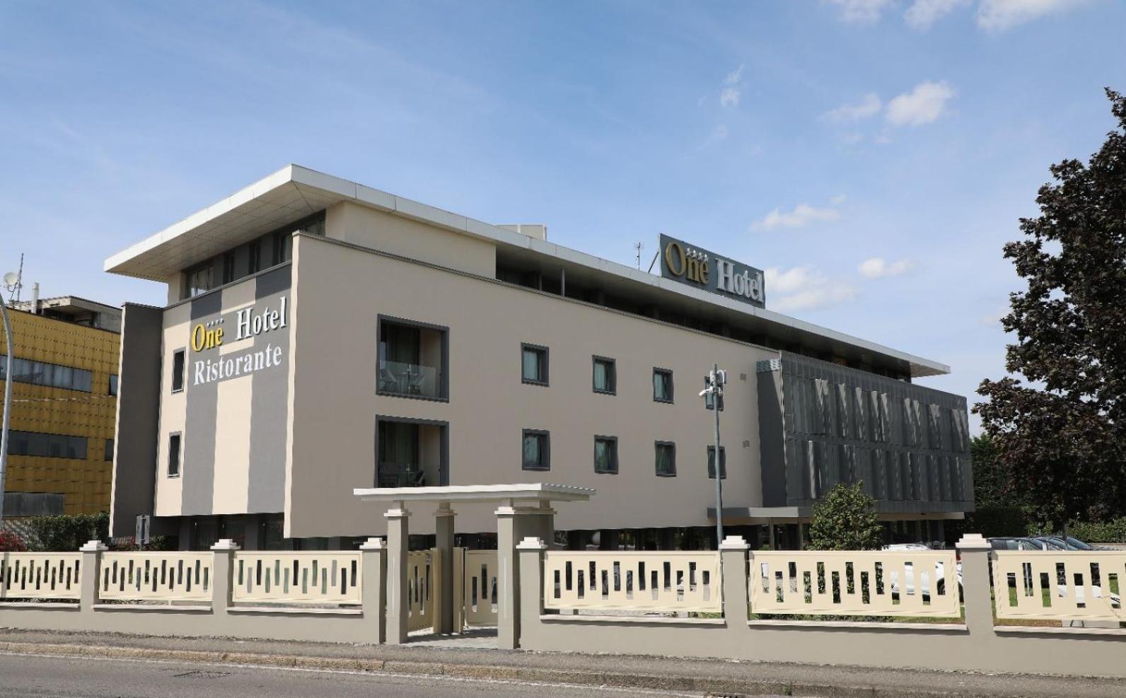 One Hotel & Restaurant Dalmine Eksteriør billede