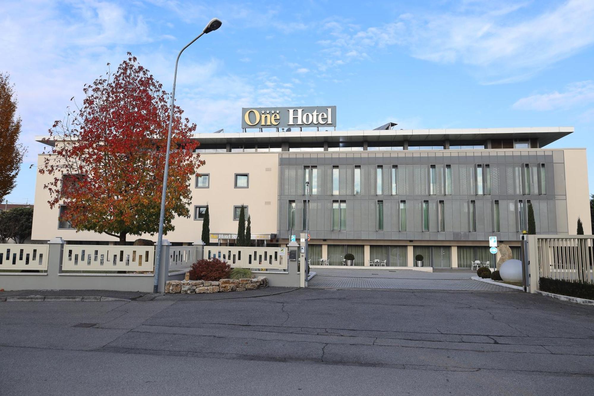 One Hotel & Restaurant Dalmine Eksteriør billede